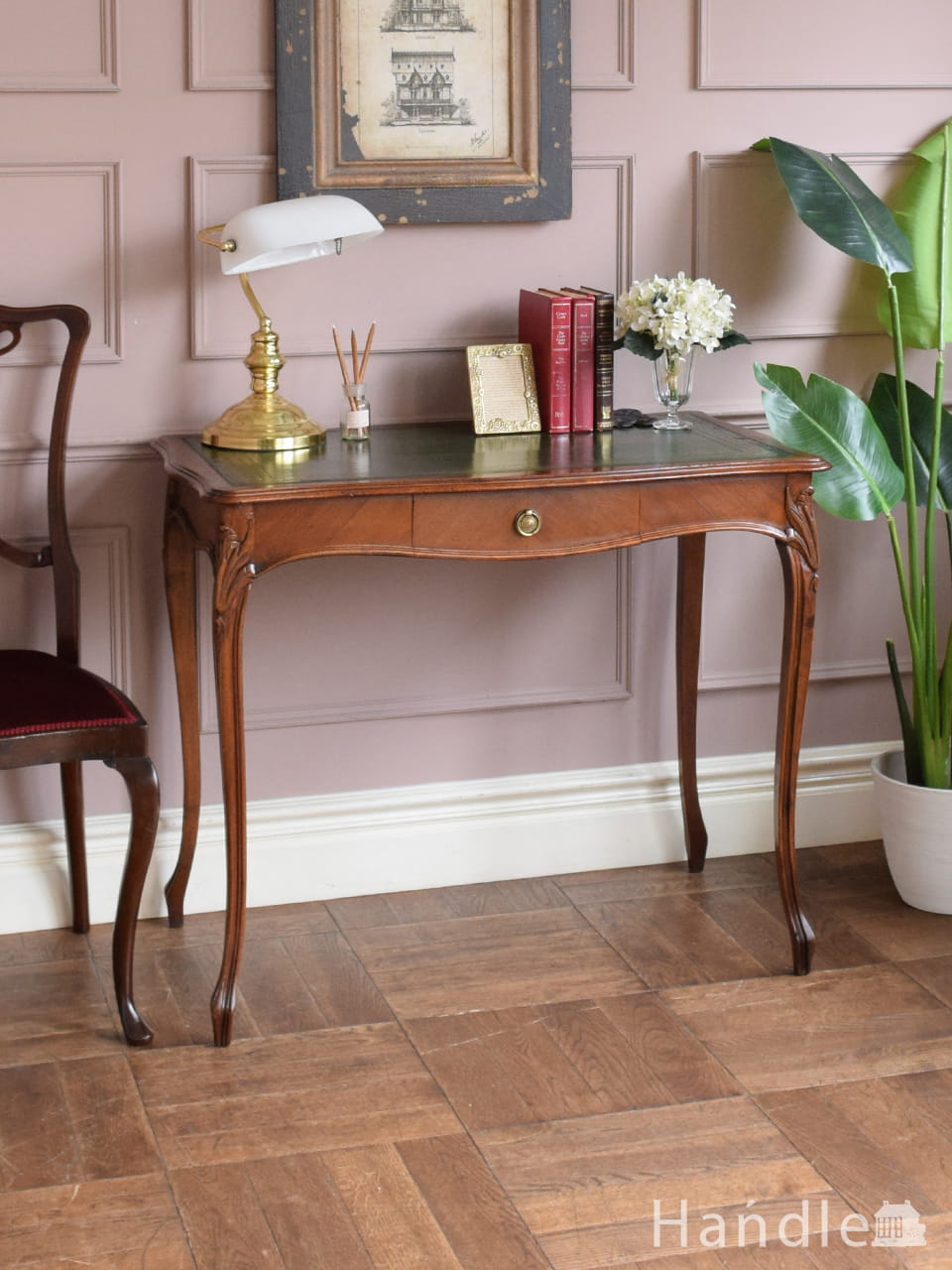 英国のアンティーク書斎机、装飾が美しい重厚なライティングデスク(q