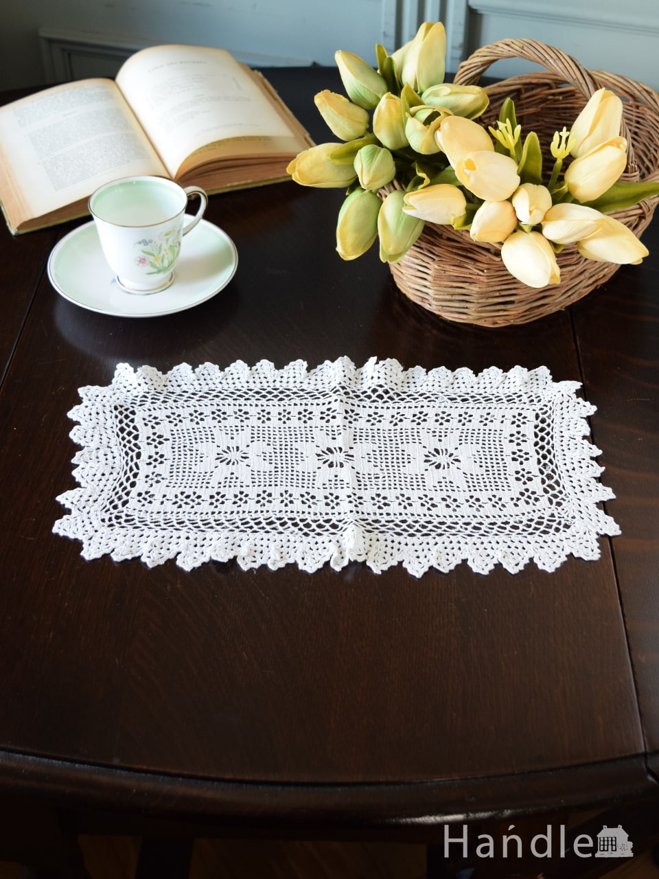 フランスで見つけたアンティークのドイリー、3輪のお花模様が可愛い