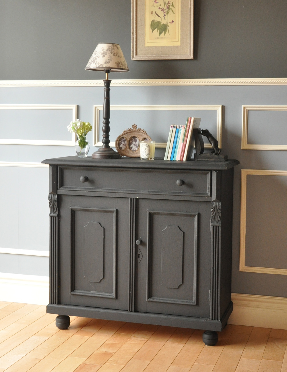 フレンチスタイルのアンティーク家具、ブラックペイントのキャビネット