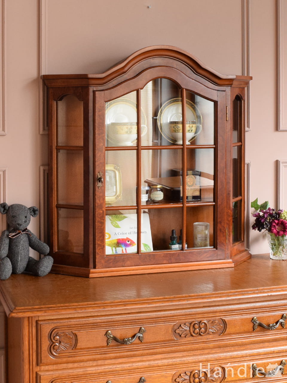 英国のアンティークキャビネット、ステンドグラス扉のおしゃれな食器棚