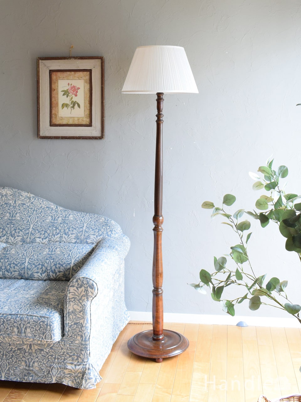 ピンクのシェードが女性らしい、ホワイトスタンドのアンティークフロア