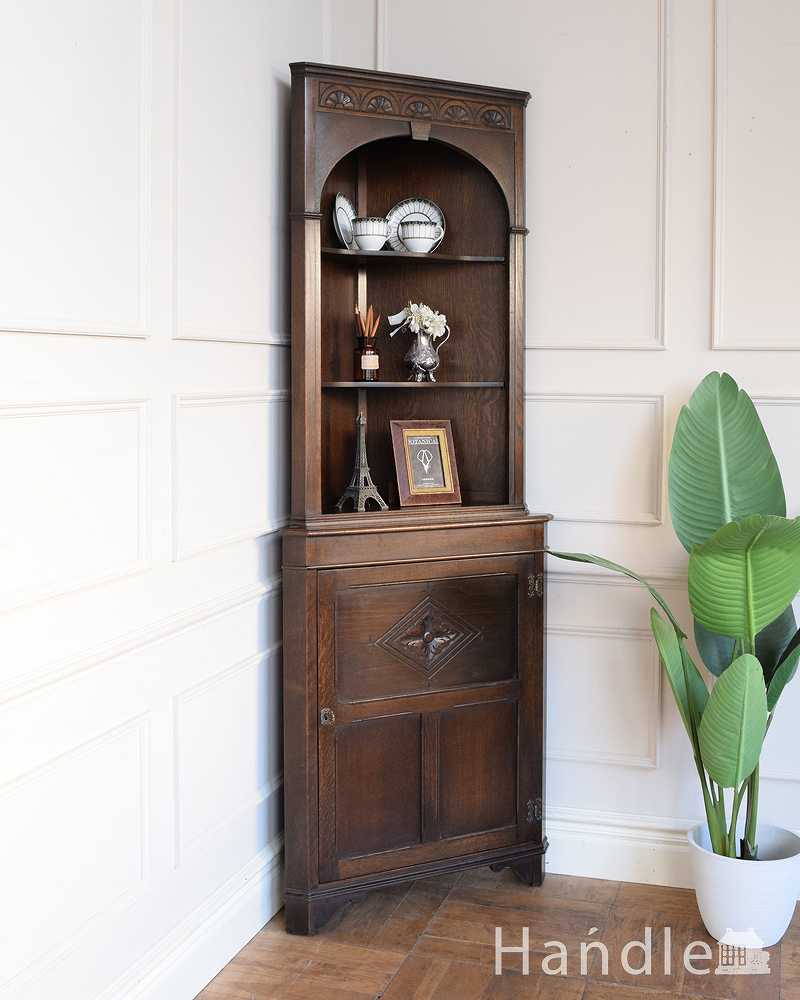 英国らしいアンティーク家具、コーナーの置けるカップボード