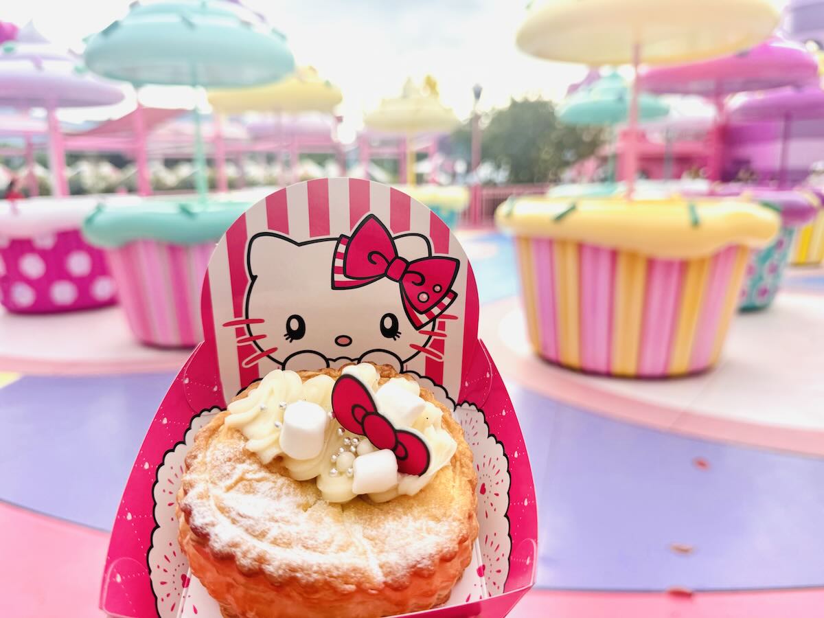 USJ】キティの冬限定スイーツ登場！アップルパイで心も体も温まる♪