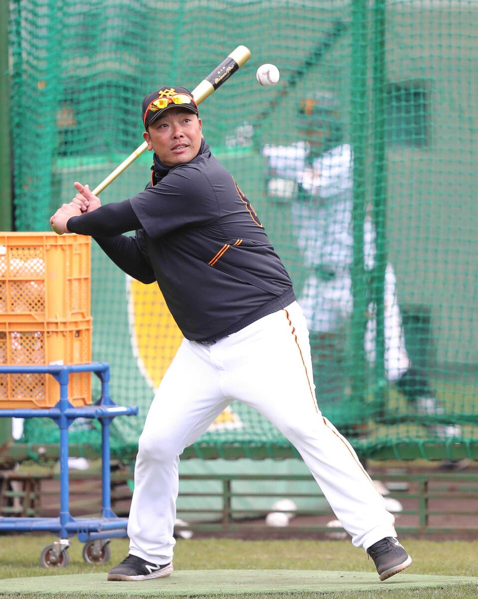動画】巨人・阿部慎之助監督、左右に打球を振って鬼ノック