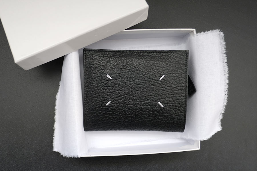 メゾンマルジェラの二つ折り財布は男女問わず長く使えるデザインです
