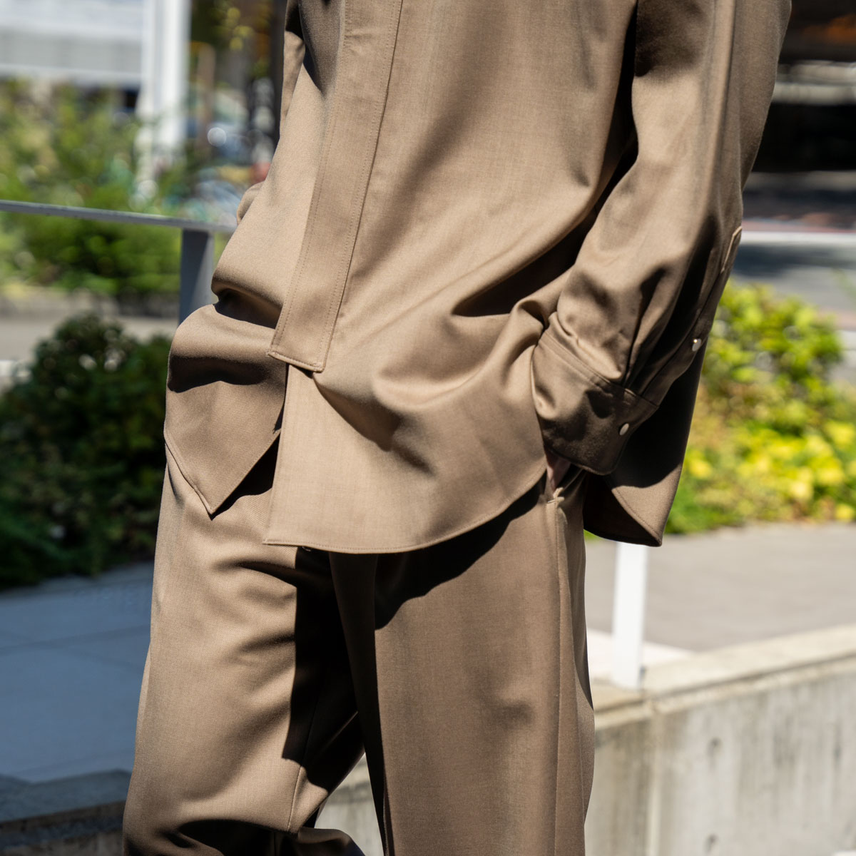 イレニサのオーナメンタル フライフロントシャツ | HUES 福岡セレクト