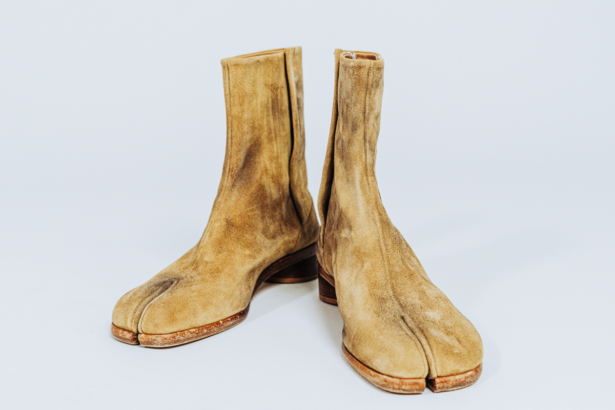 メゾンマルジェラのスエード タビブーツ3cm ヒール | HUES 福岡