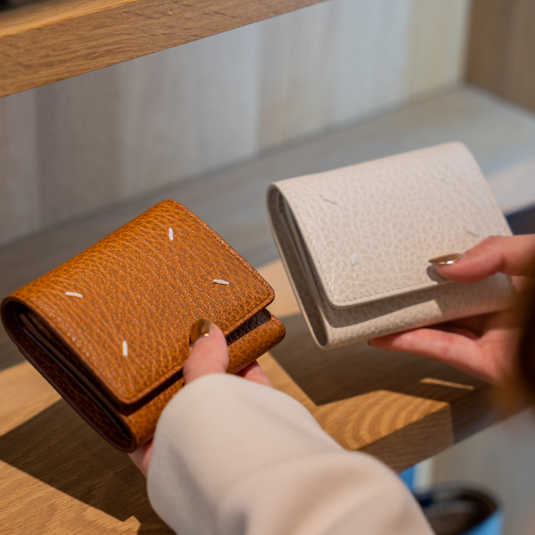 メゾンマルジェラのトリフォールド ウォレット | HUES 福岡セレクト