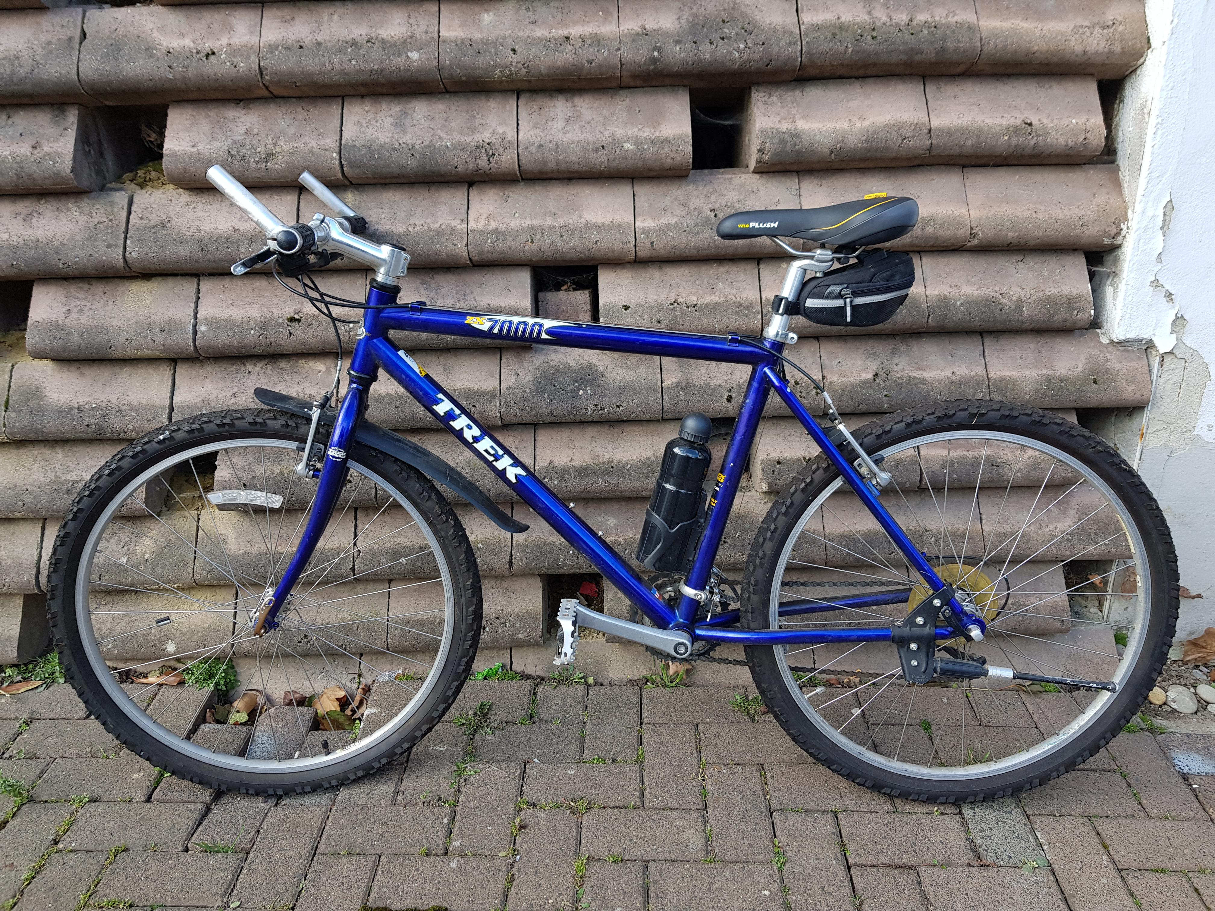 今日、このTrek 7000 ZXをゲットしたんだ。3x8速、サイズ49、Vブレーキ