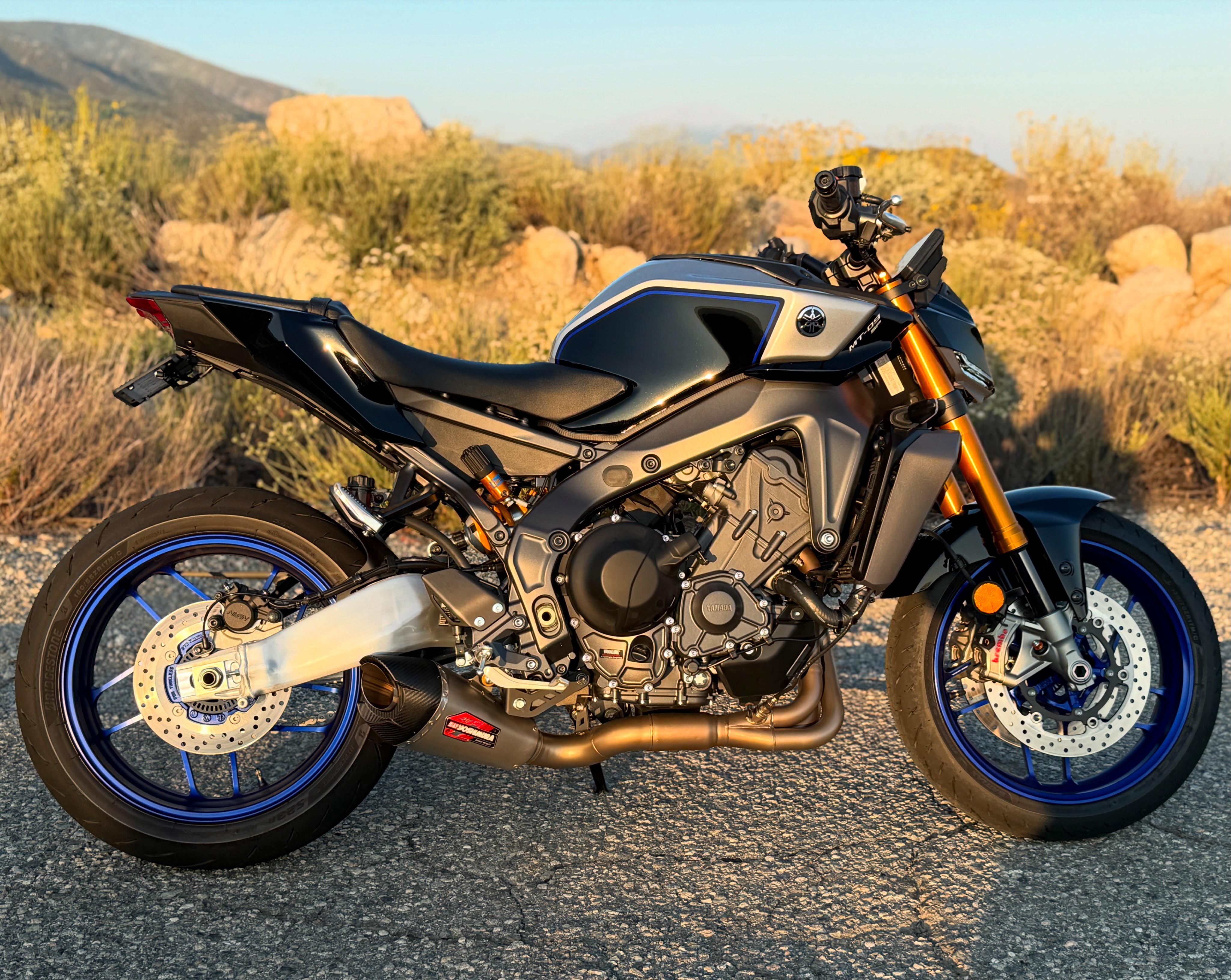 新しい2025年式のヤマハMT09SP、ヨシムラAT2レースエキゾースト、ヨシ