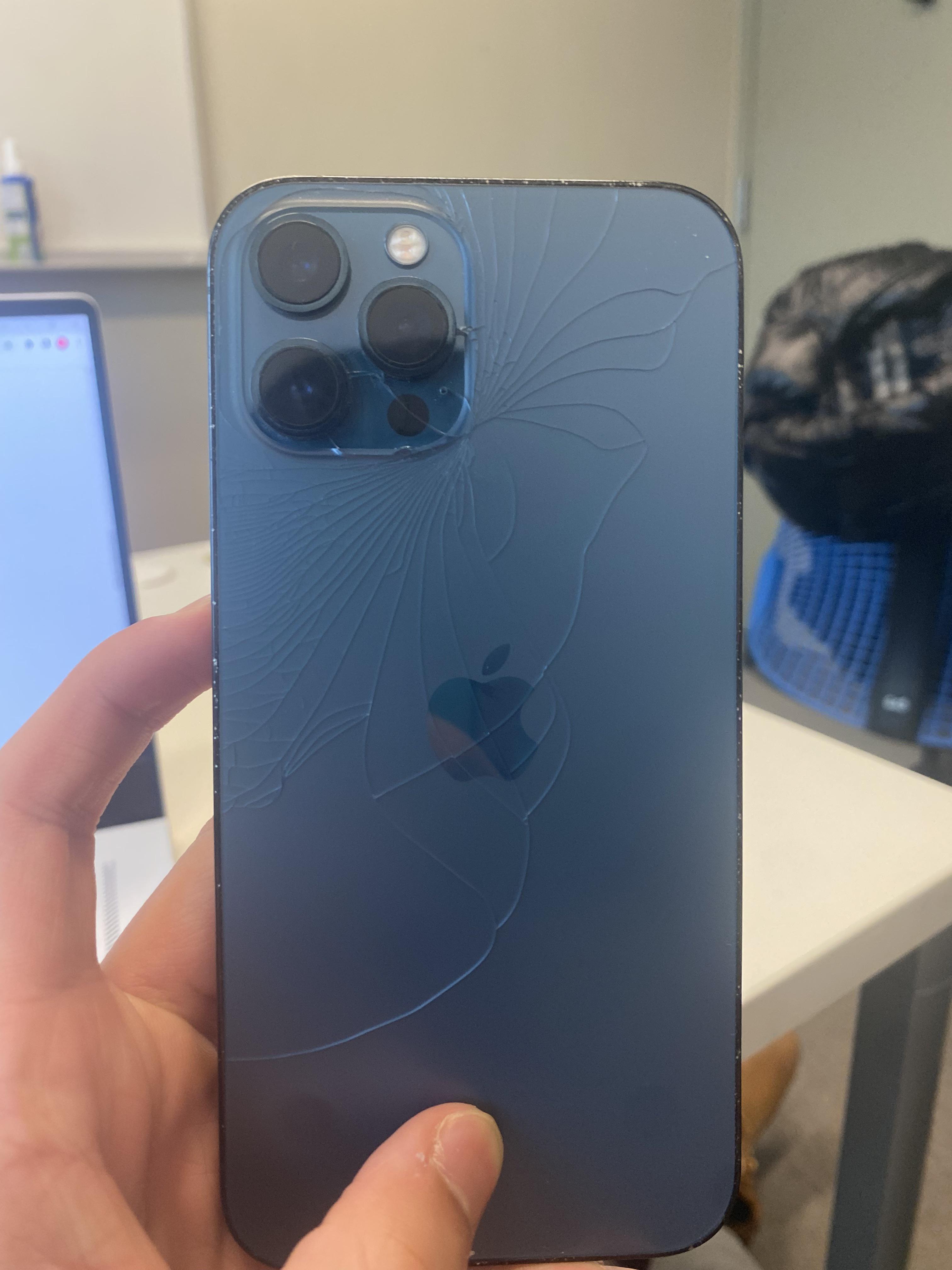 iPhone 12 Proの背面が割れてるんだよね。修理しなかったら、機能に