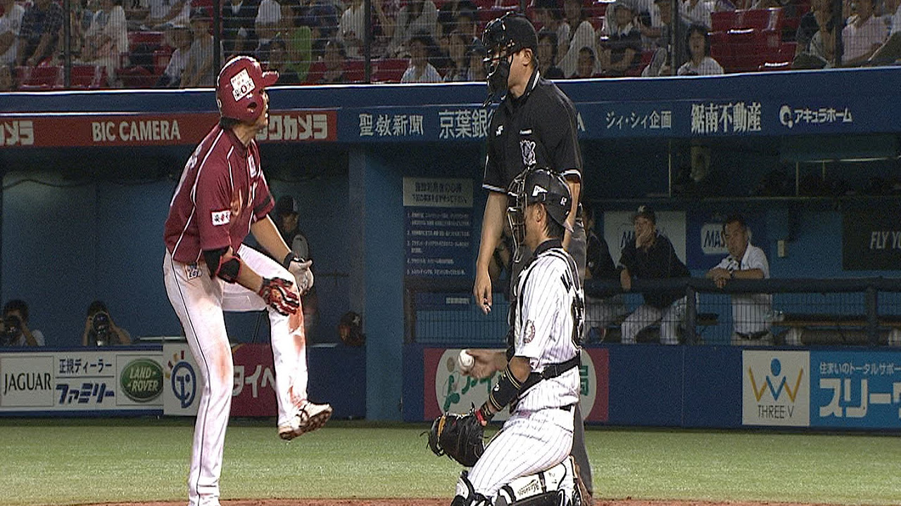 死球を猛アピールも…】楽天・中村真人の訴え、実らず - YouTube
