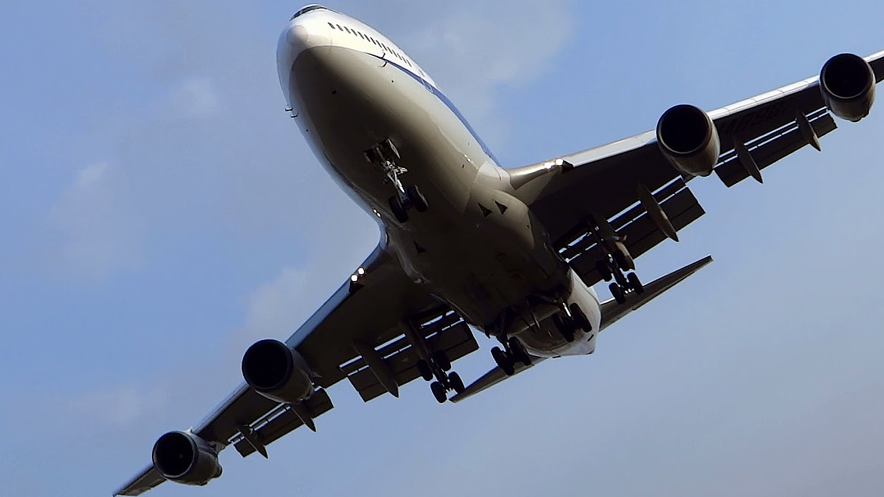 ANAジャンボさよならフライト in 千里川の土手 - YouTube