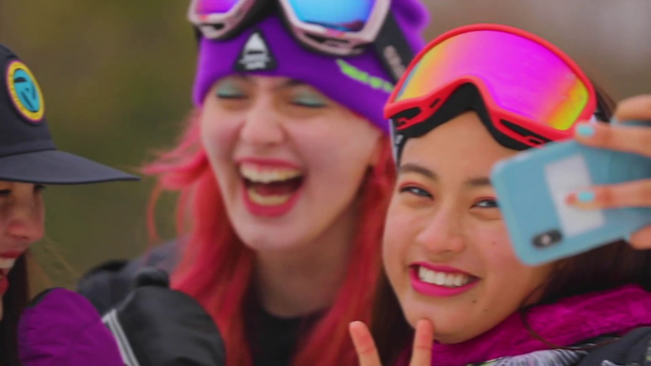 X-girl x Burtonコラボコレクションのルックを公開！