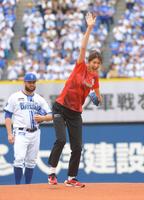 やっぱり頭身スゲーな」木村沙織さんが始球式 揺れるポニテ、すらり