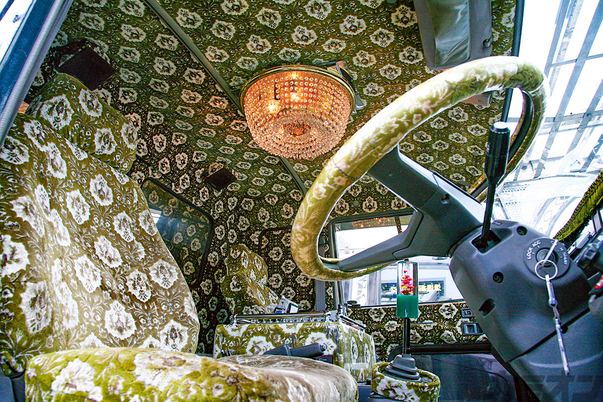 シャンデリアが際立つ一点豪華主義のシンプルでデコトラ的な空間を日野