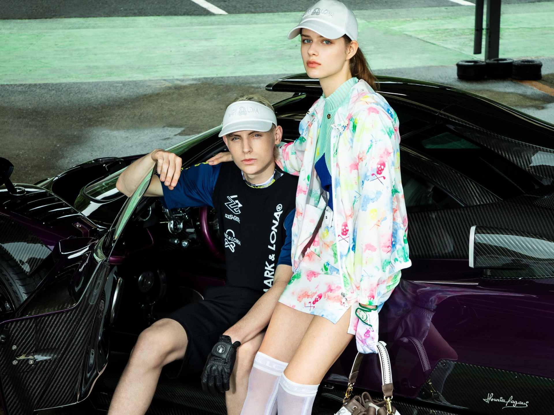 マーク&ロナ 2025年春夏コレクションで“モータースポーツの勝利者”体現