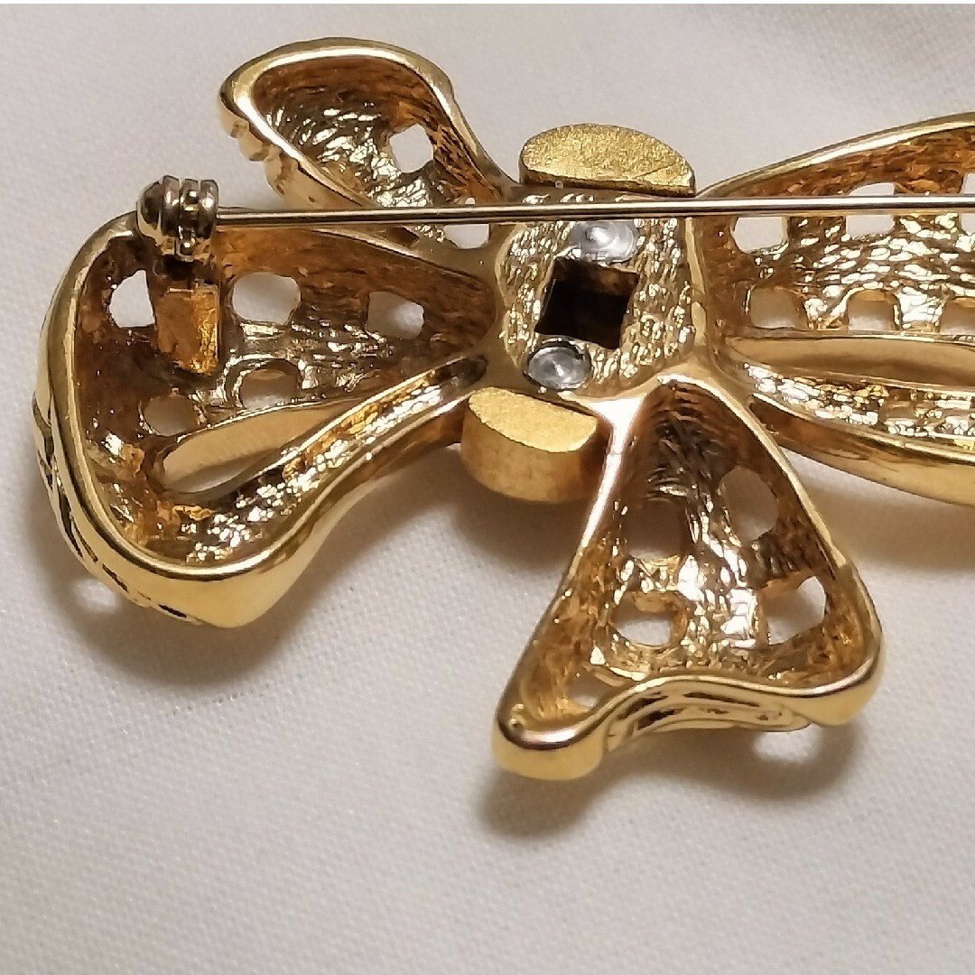 leilian - レリアン ゴールド リボンモチーフ アシンメトリー ブローチ