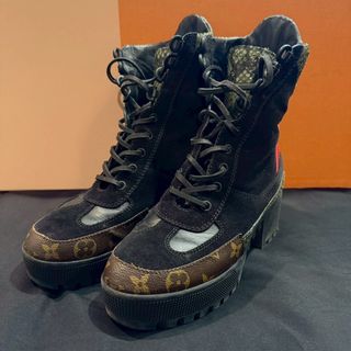 UGG - アグ UGG スワロフスキーピン付きムートンブーツ 黒 6サイズ