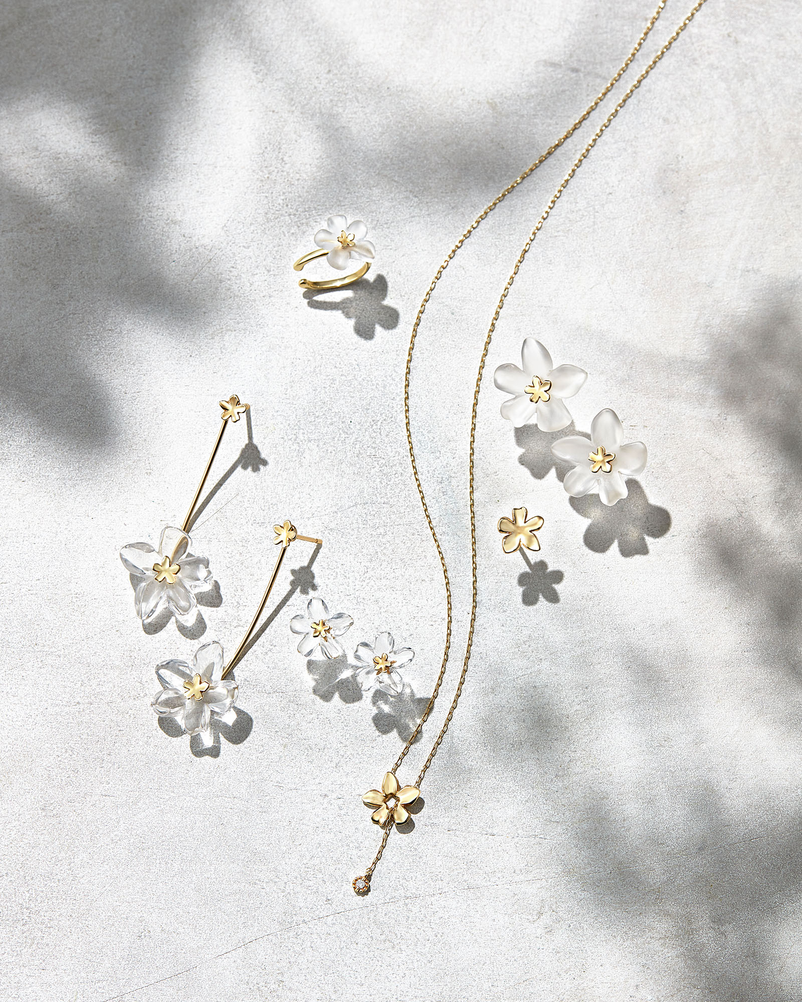 春夏のシンプル服には、“重ねづけジュエリー”を効かせて華やぐ