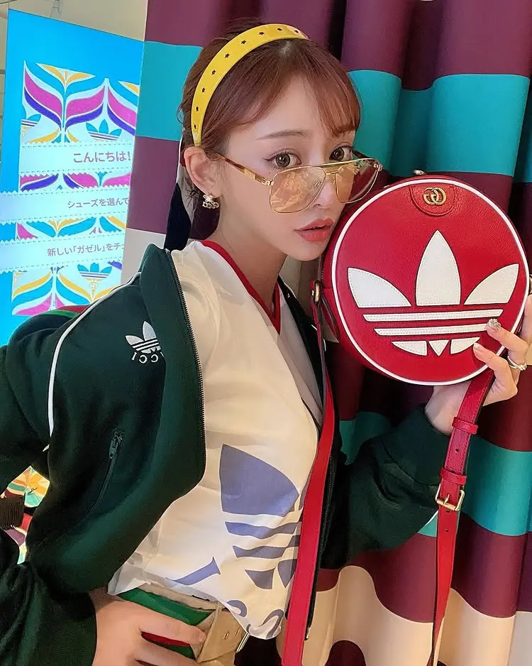 adidas x Gucciのアイテムを着用した芸能人の私服、衣装: 1ページ目