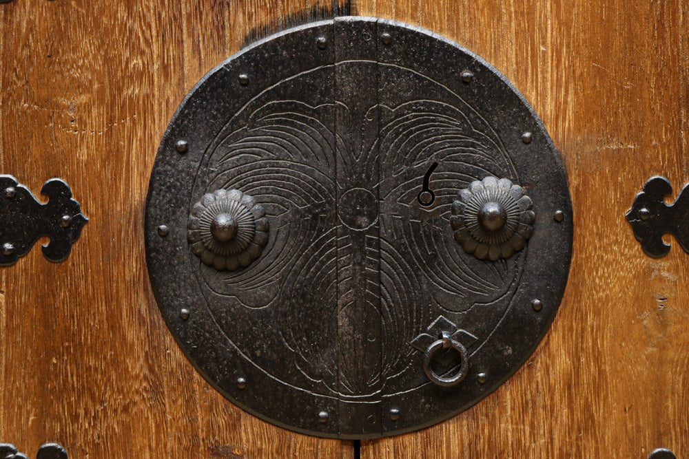 歴史を重ねた風格が趣きのある総桐観音扉帳場箪笥 BB3213 – 古福庵