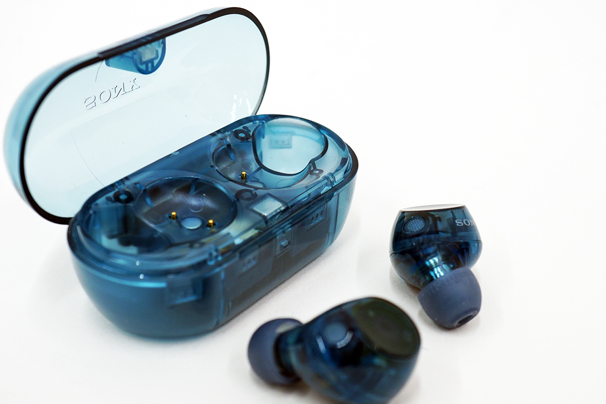 スケルトン仕様のグラスブルーの ワイヤレスノイズキャンセリング