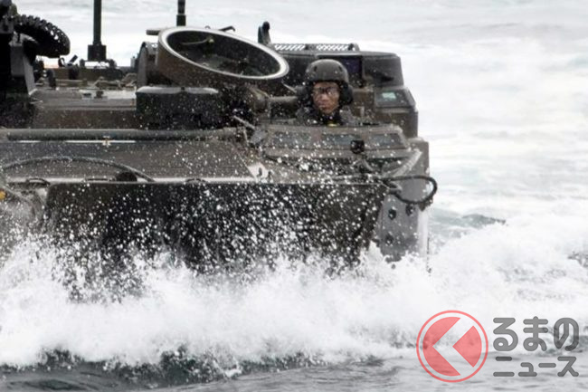 こりゃすげぇ！ 全長8m超えのクルマが「海」にダイブ!? 水陸両用の