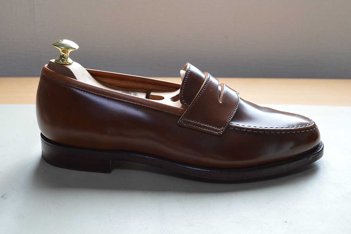 クロケット&ジョーンズのウイスキーコードバン・コインローファー