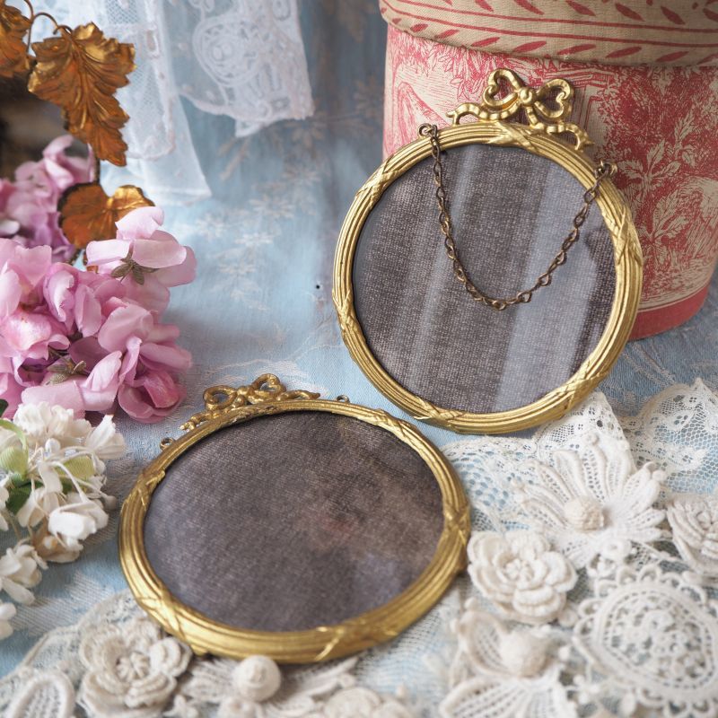 リボン飾りくすんだゴールドの写真フレーム丸形ガラス入り/ベルベット