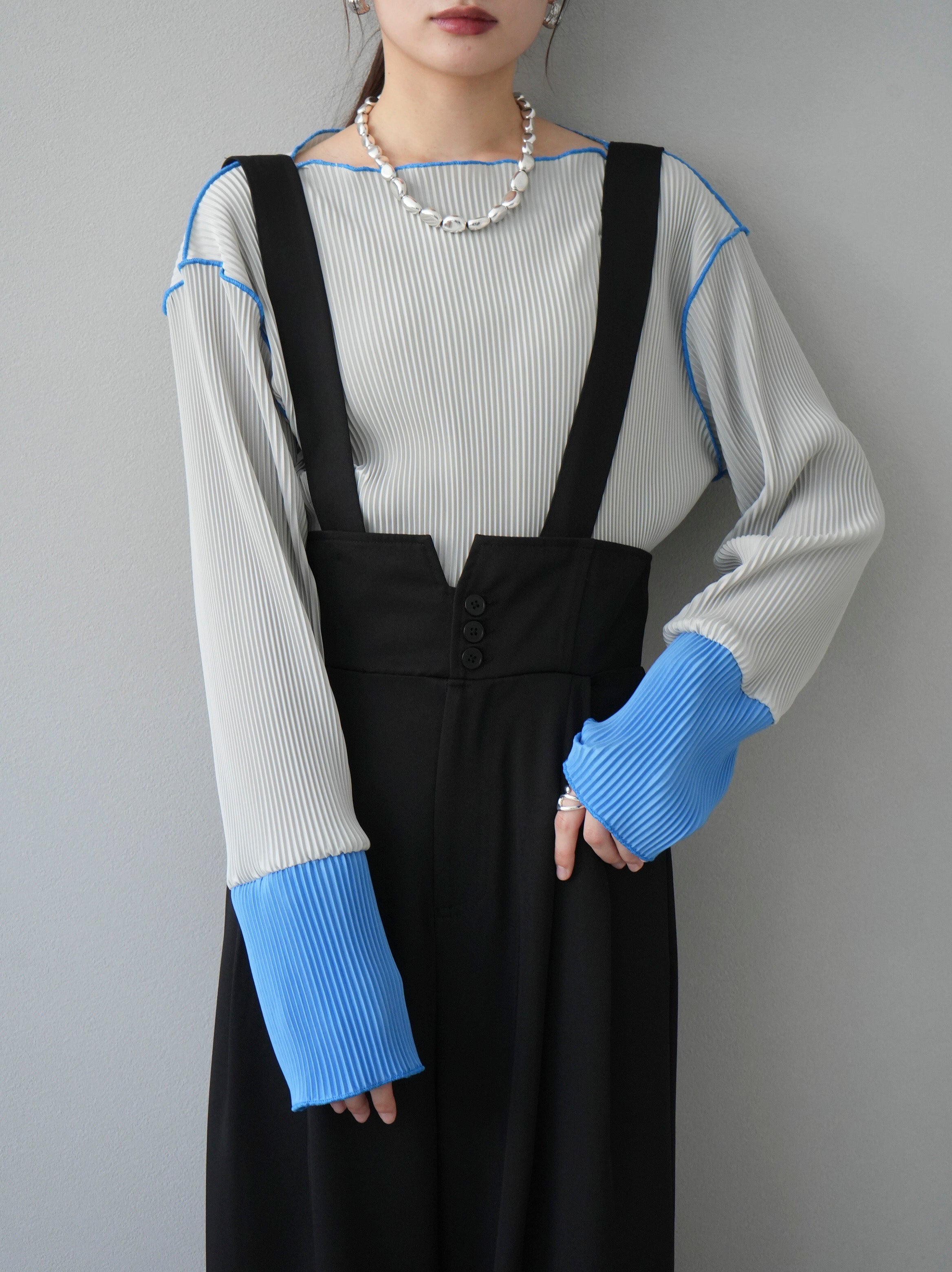 予約]配色プリーツボートネックトップス/グレー×ブルー – Lumier