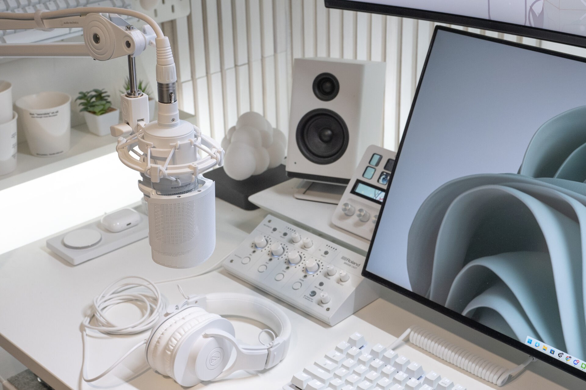 オーディオテクニカより真っ白なマイクとヘッドホンが新発売！【AT2020