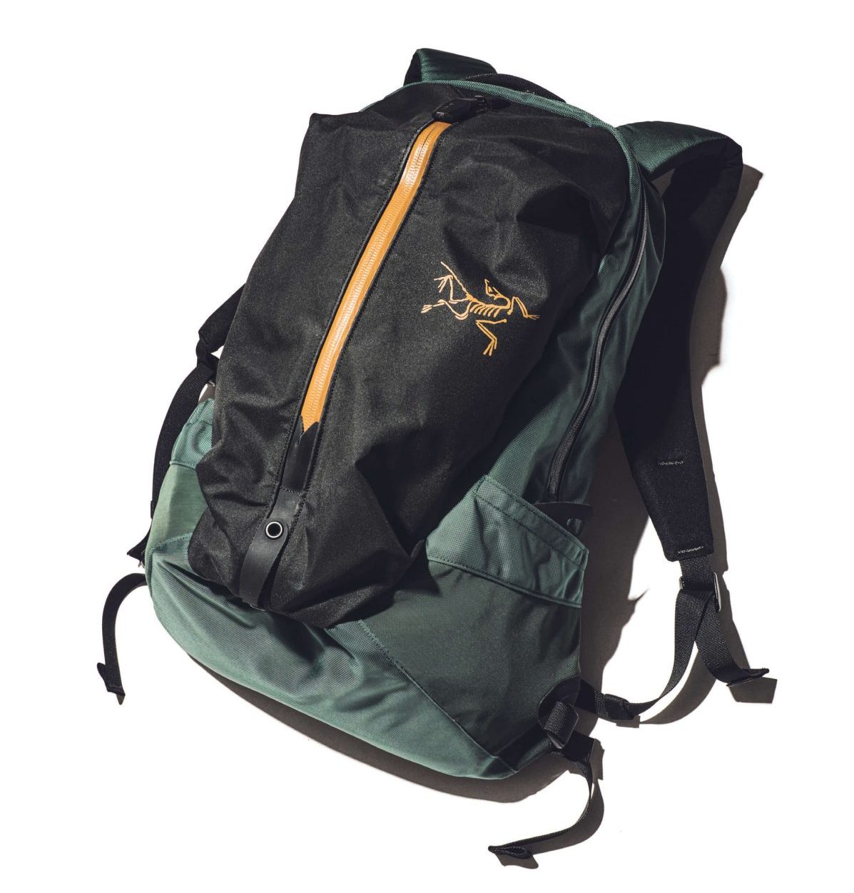 反則級”の高コスパ】アークテリクスの爆売れバッグほか「即決すべきお