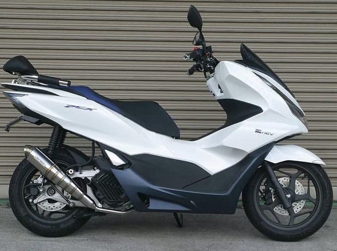 フツーだけど便利な優等生、2021新型PCX125(JK05)をカスタムパーツで