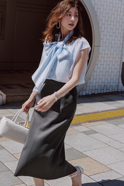 8/1のコーデ】涼しげな上品コンサバスタイルはボウタイブラウス×グレー
