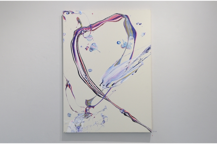 あのステッカー”で知られる、はくいきしろいの個展が、表参道ROCKETに