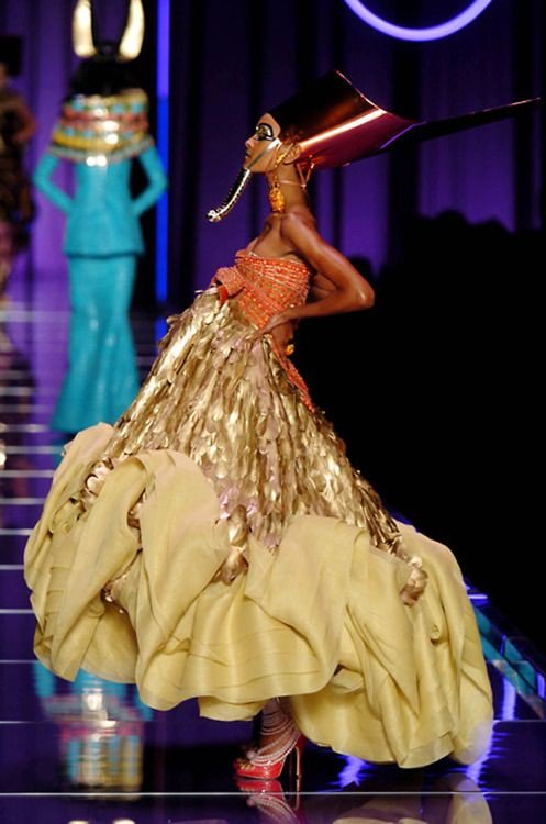 ジョンガリアーノの時のDior。2004ssのエジプトをテーマにしたオート