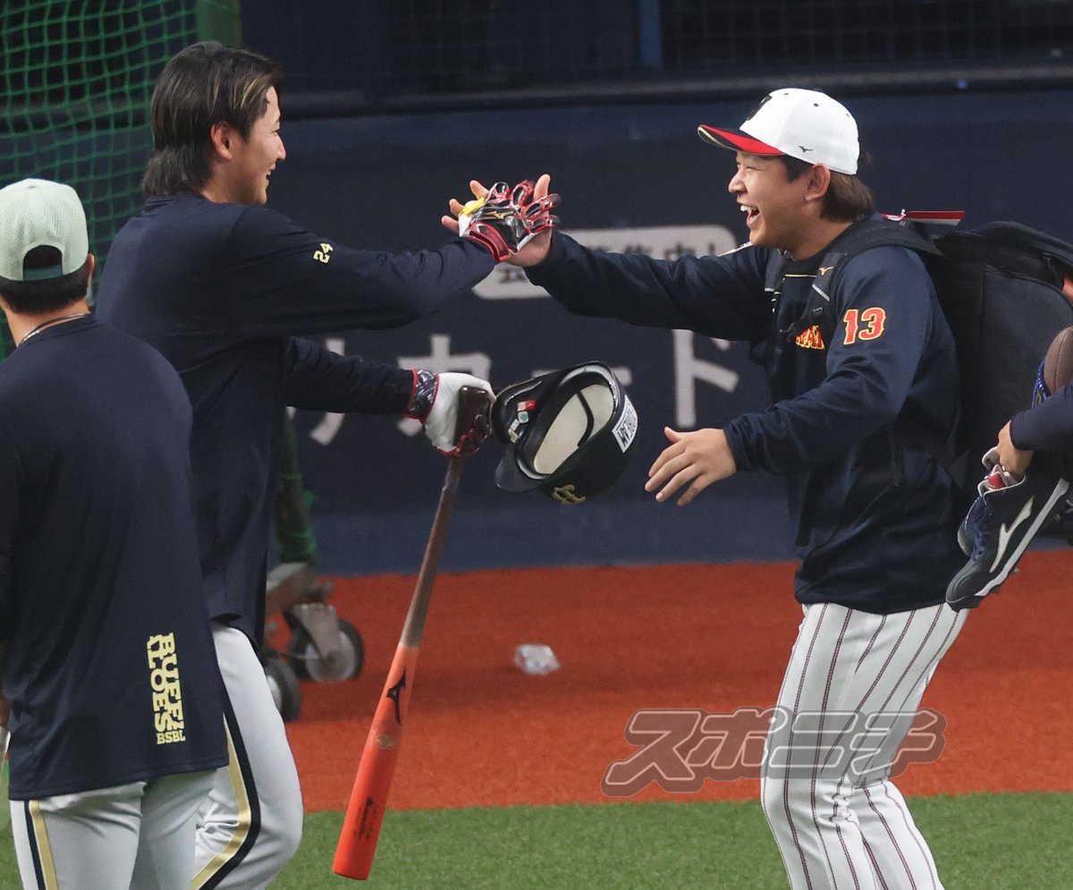 久しぶりの再会を喜ぶ #宮城大弥 投手と #紅林弘太郎 選手