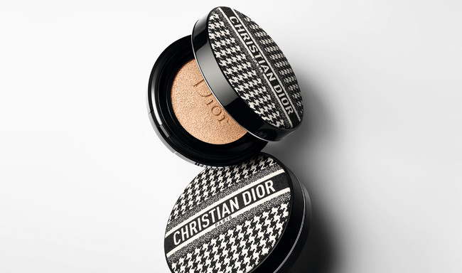 永遠のディオール コード、千鳥格子の装いで登場するニュー ルック