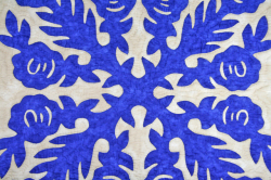 天国のバラがモチーフの60センチ角ハワイアンキルトタペストリー