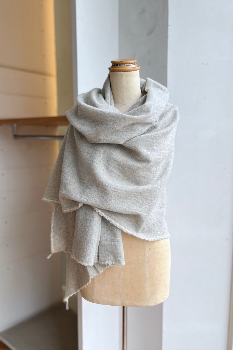 大判であたたかく、軽やか。YAECA CONTEMPO ウールカシミア ストール