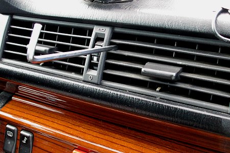W124センター吹き出し口の外し方