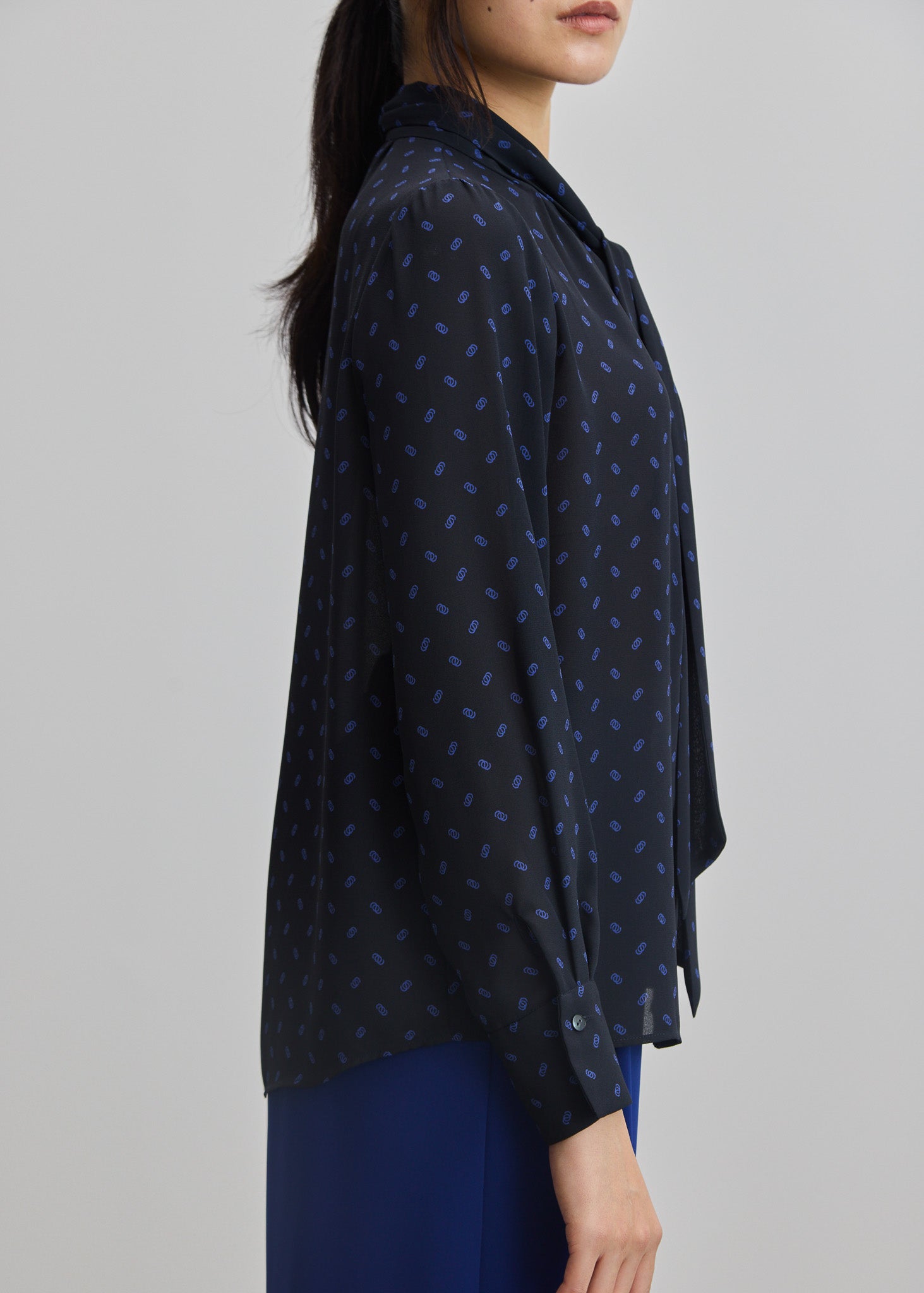 ビット柄スカーフ付きブラウス - SOÉJU online store｜上質な大人の