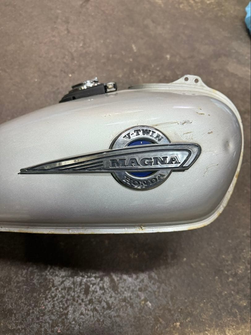 マグナ250 純正タンク 付属: 純正メーター、フロントウィンカー付き