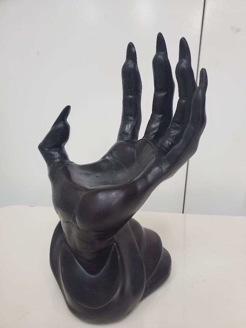 悪魔の手　devil's hand 彫刻オブジェ　ディスプレイ Amazon.co.jp: 樹脂の悪魔の手、幽霊の手彫刻 - ハロウィンの創造的な