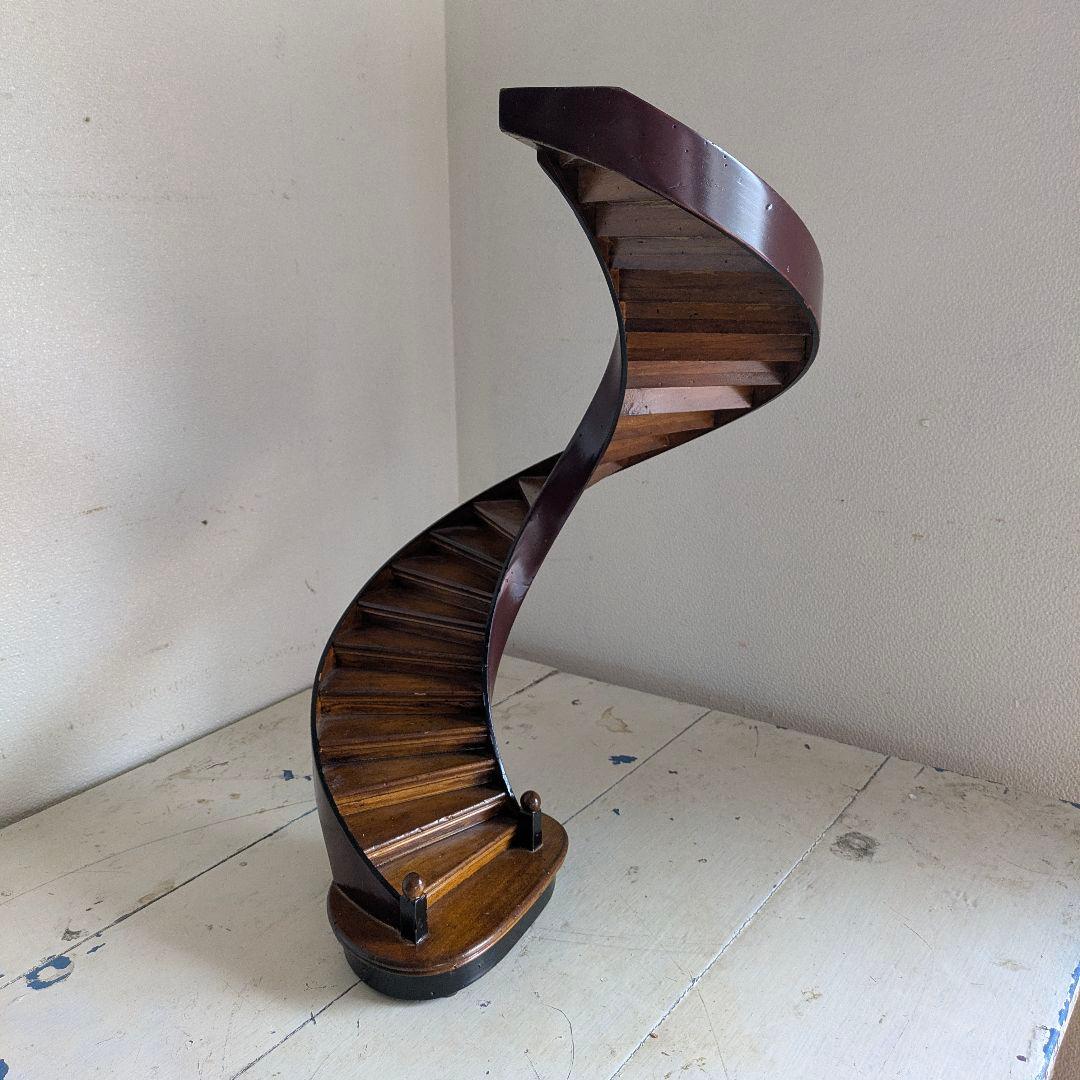 小さな螺旋階段　アンティーク　ビンテージオブジェ　高さ48cm ヒグチユウコ Yahoo!オークション - ミニチュア オブジェ風の螺旋階段