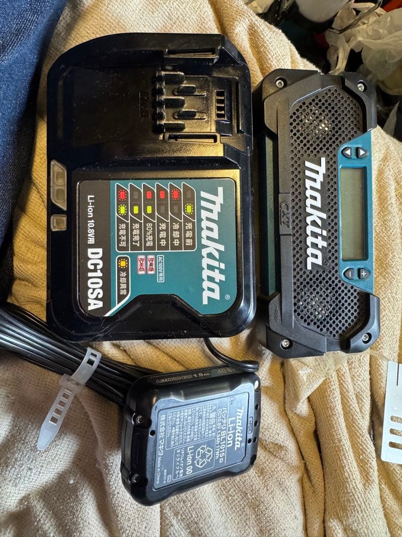 た*ん様 マキタ　ラジオ　MR052 マキタ MR005GZ 充電式ラジオ(フラッグシップタイプ) ウエダ金物【公式